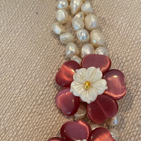 Elegant Pearl and Floral Necklace - Picture 3 of 12